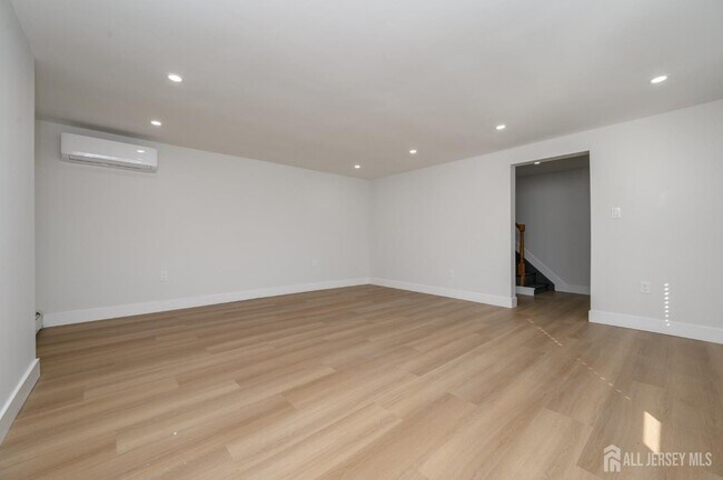 Building Photo - 8 Orchard St