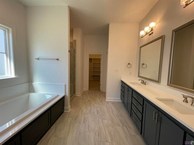 Building Photo - 4 Bedroom House in Materra with Fenced Yard