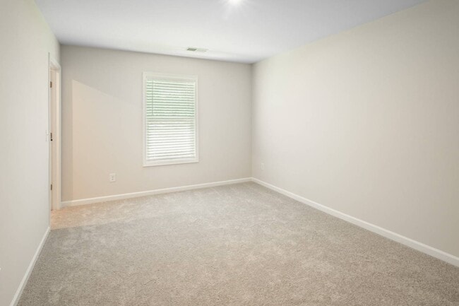 Building Photo - 421 Midland Pnes Dr