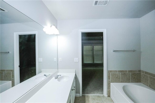 Building Photo - 2388 Fairlie Dr