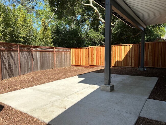 Building Photo - Coming soon! 2 bed 1 bath townhome with attached garage