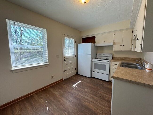 Building Photo - Renovated 2 bedroom Duplex!