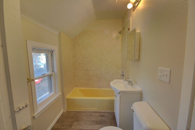 Building Photo - SL POS929