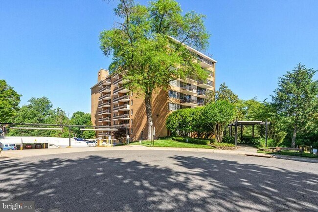 Building Photo - 2030 N Adams St