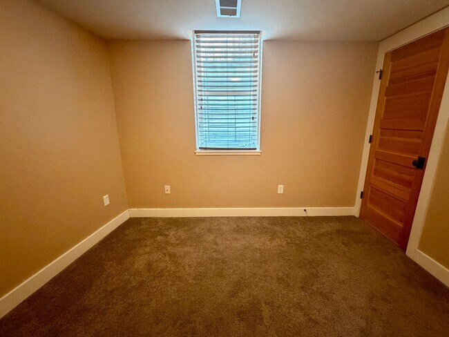 Building Photo - ABSOLUTELY BEAUTIFUL 4-Bedroom Townhome in the Highly Sought-After Prospect Neighborhood!