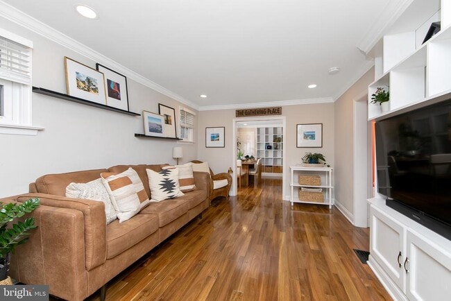 Building Photo - 22 W 6th Ave