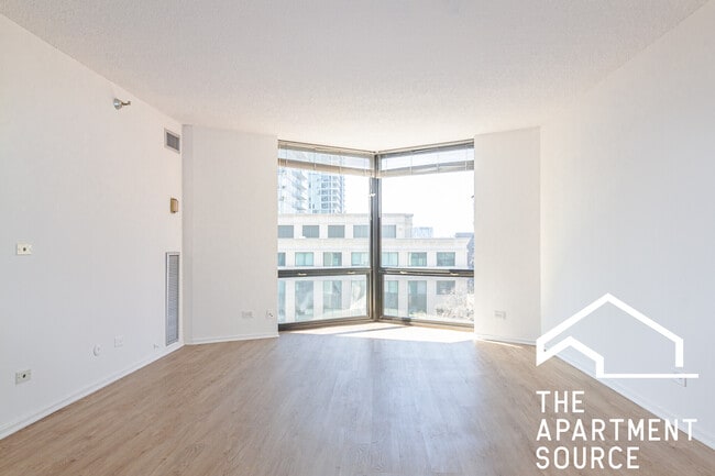 Building Photo - 1120 N La Salle Dr