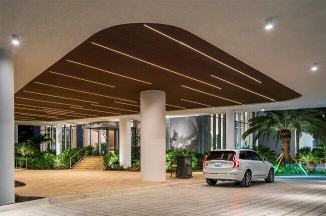 Building Photo - 700 NE 24th St