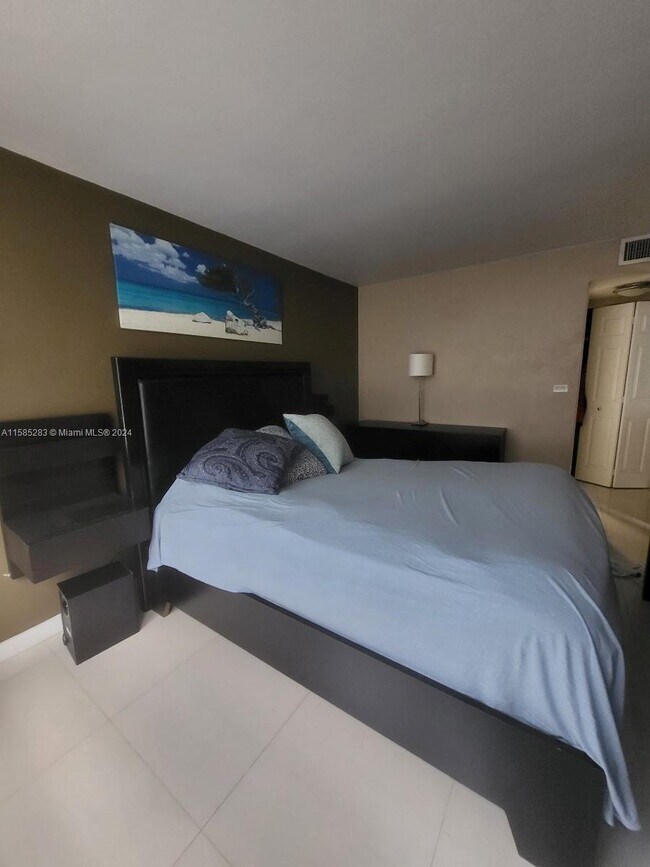 Building Photo - 2750 Northeast 183rd Street Apt #1904, Ave...
