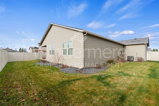 Building Photo - Welcome to this stunning 4-bedroom, 2-bathroom home located in the heart of Spokane, WA.