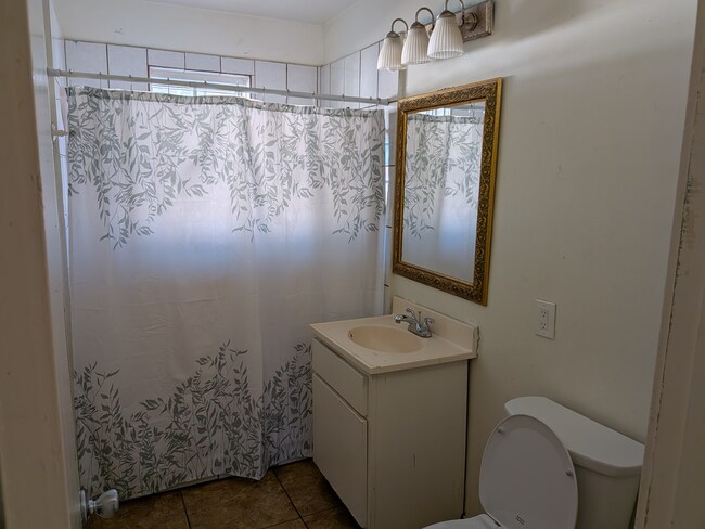 Building Photo - 3652 W Vernon Ave