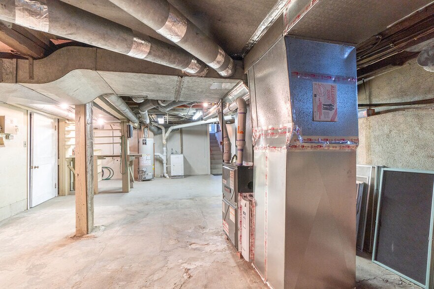 Building Photo - 221 E Burke St