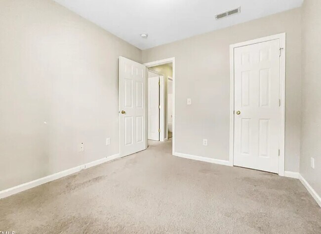 Building Photo - 203 Canyon Lake Cir