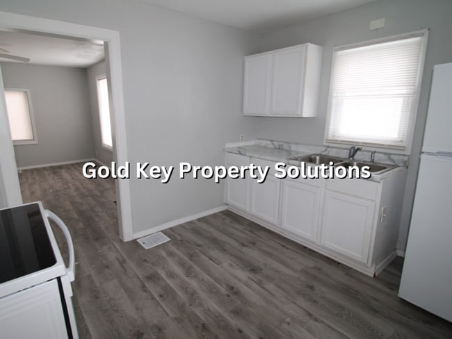 Building Photo - 2 BR 1 BA House with New Flooring and Paint (SECTION 8 APPROVED)