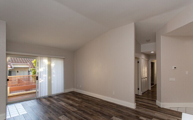 Building Photo - Upper Level 3 Bedroom, 2 Bath Condo!