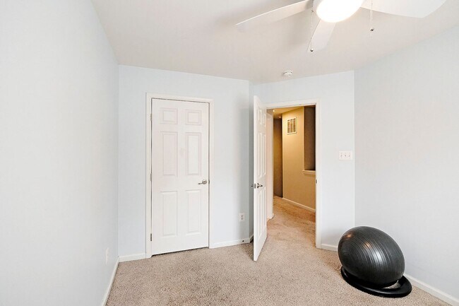 Building Photo - Pet-Friendly Townhome Convenient to UVA & Downtown