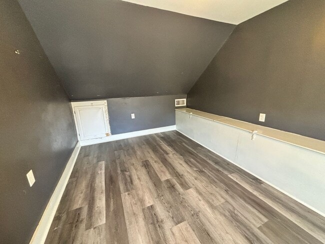 Building Photo - 312 S Valentine St