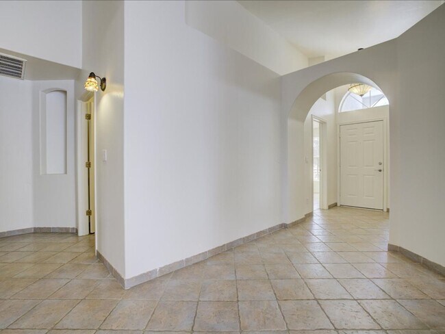 Building Photo - 3 Bedroom 2 Bathroom