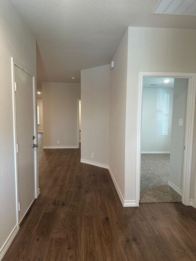 Building Photo - 21150 Boulder Flts