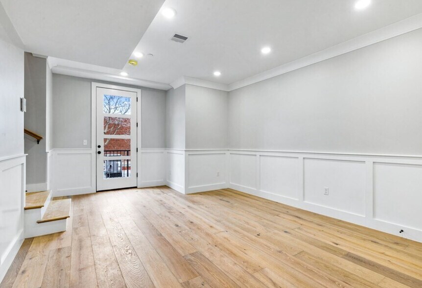 Building Photo - 301 Somerville Ave