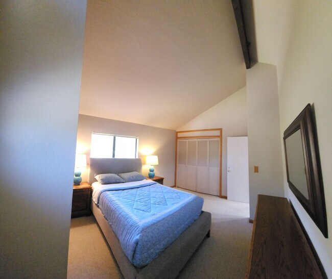 Building Photo - Furnished 3 bed 2.5 bath close to Poly.