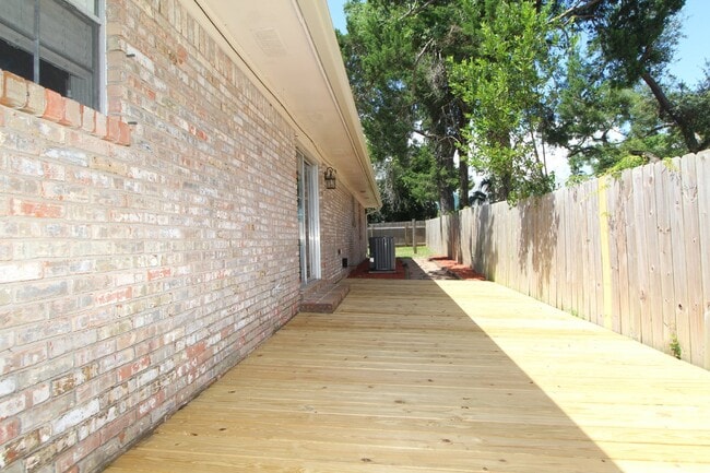 Building Photo - Beautiful 3BR Home in North Hill – Special...