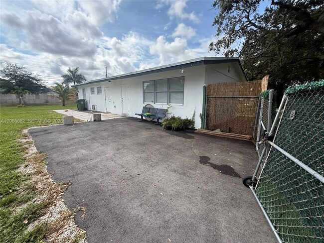 Building Photo - 1606 NW 12th Ave