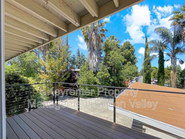 Building Photo - 923 Ravenscourt Ave