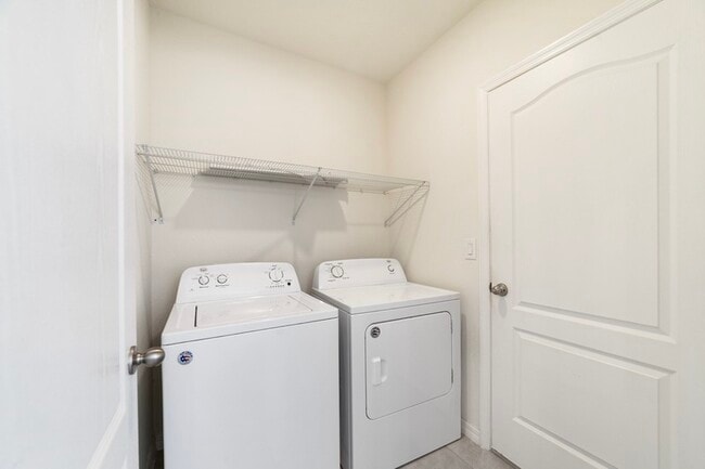 Building Photo - 121 Sunny Day Wy