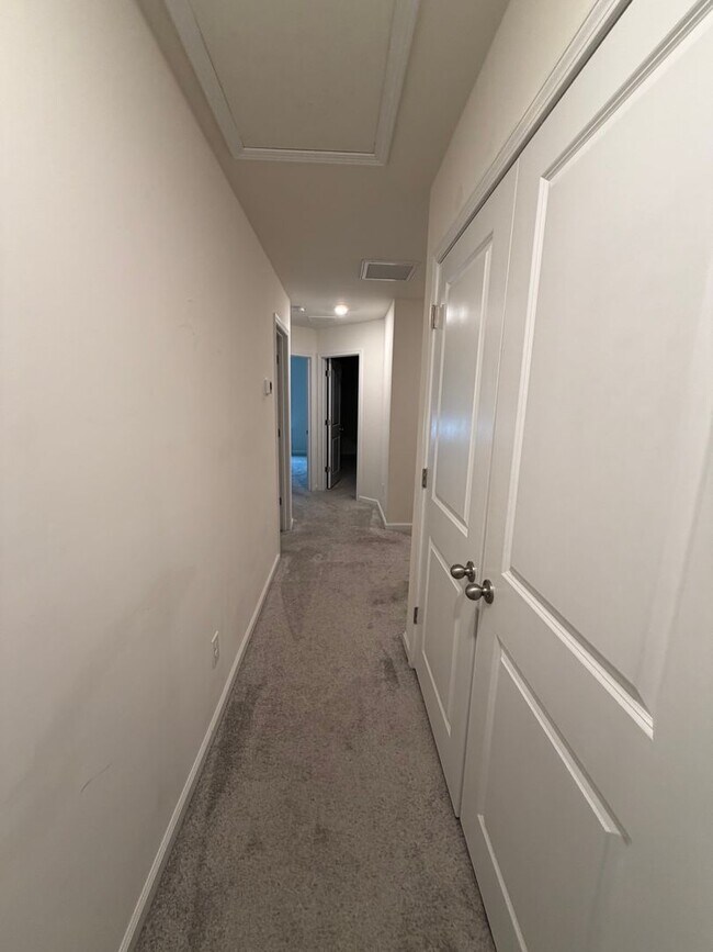 Building Photo - Beautiful 3 Bed / 2.5 Bath Townhome in Foxbank Plantation