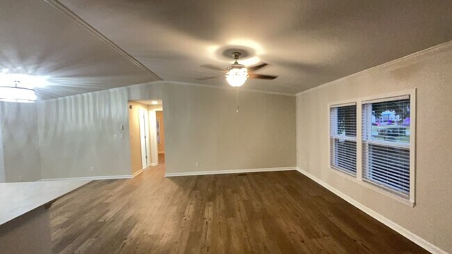 Building Photo - 3 bedroom, 2 bath