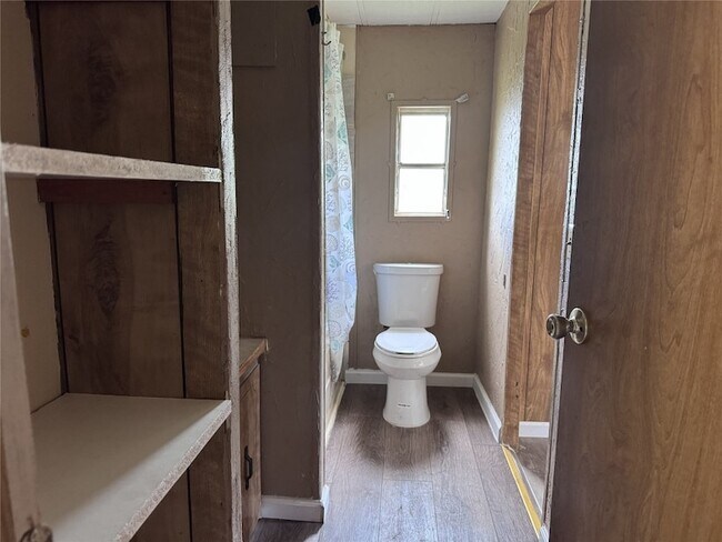 Building Photo - 854 Queenswood St