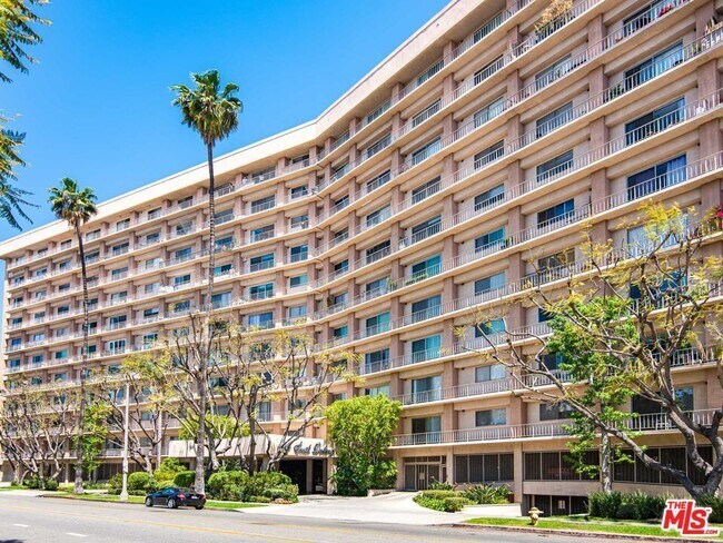 Primary Photo - 100 S Doheny Dr
