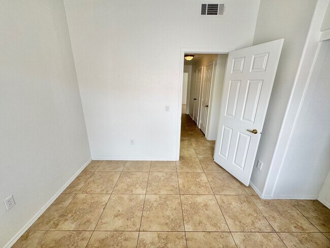Building Photo - SPACIOUS 3 BEDROOM, 2 BATHROOM UPGRADED CO...