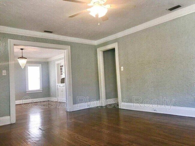 Building Photo - 108 W Hanna Ave