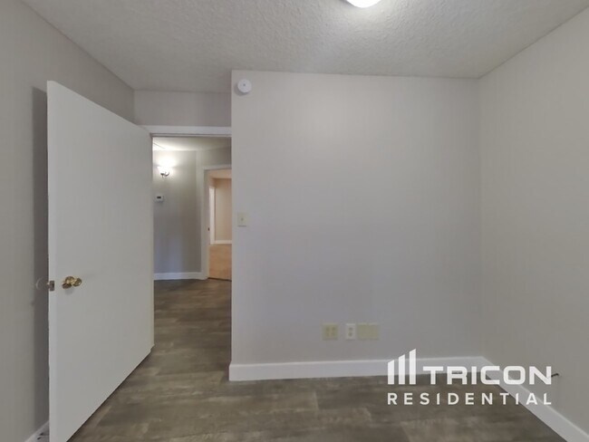 Building Photo - 1618 N Arrowhead Dr