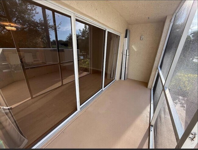 Building Photo - 1508 SE Royal Green Cir