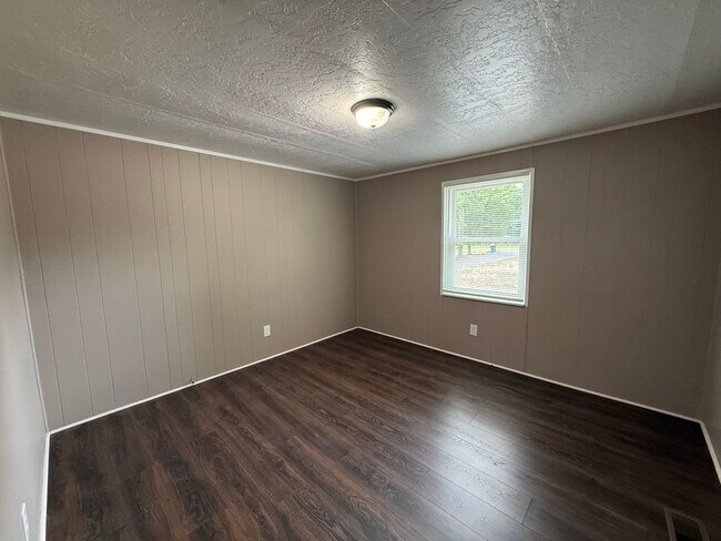 Building Photo - For Rent Advance