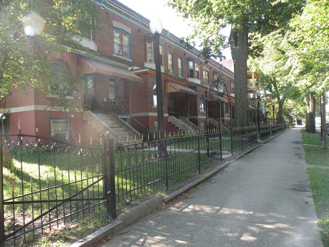 Front of building - 724 N 5th St