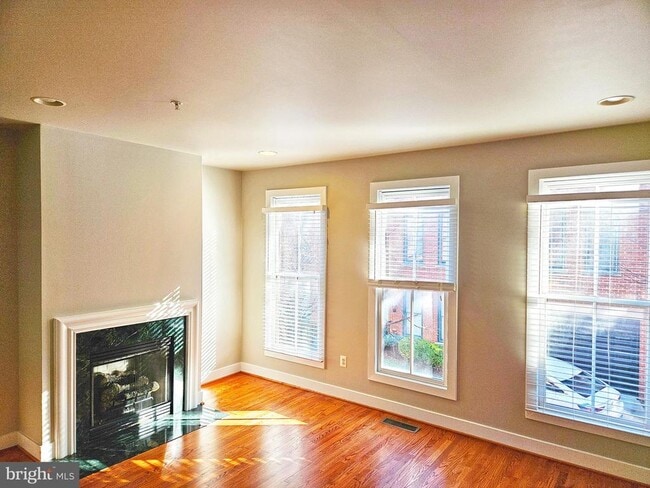 Building Photo - 12 S Regester St