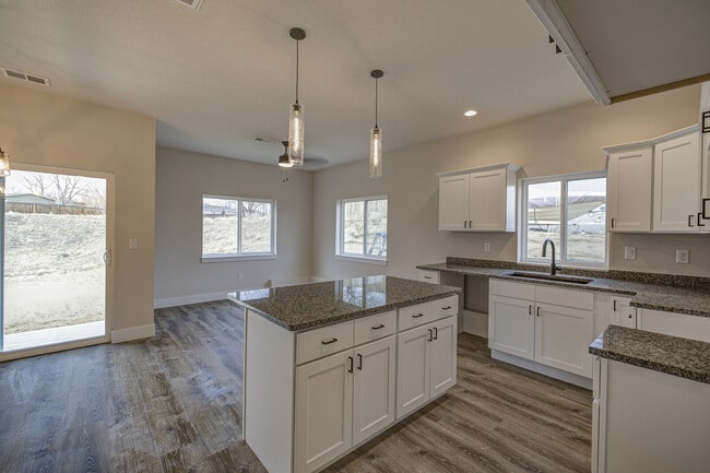 Building Photo - 600 Badger Ln