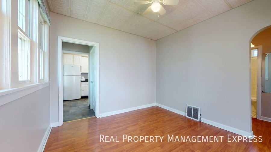 Building Photo - Renovated 2 Bedroom 1 Bathroom Home w/ Sin...
