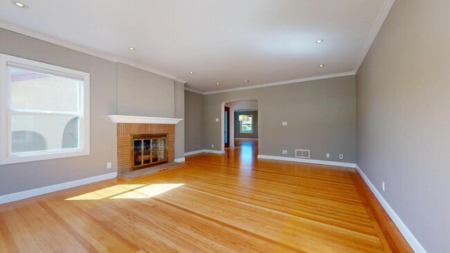 Building Photo - Charming, Renovated 3BR + Sunroom / 3.5 BA...