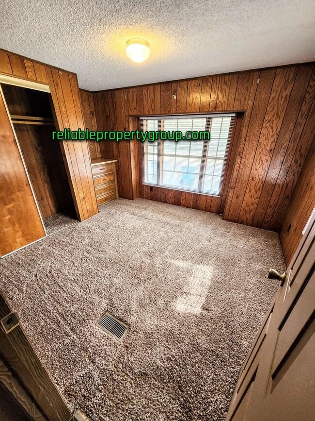 Building Photo - New Listing in Churubusco!!