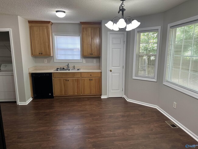 Building Photo - 196 Hollington Dr NE