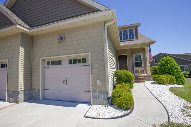 Building Photo - Charming End-Unit Townhome in Southern Pines