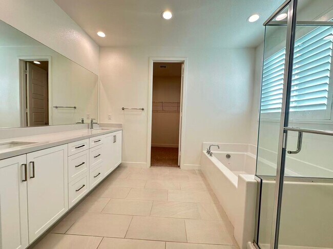 Building Photo - 4 BEDROOM HOME FOR LEASING IN Ontario