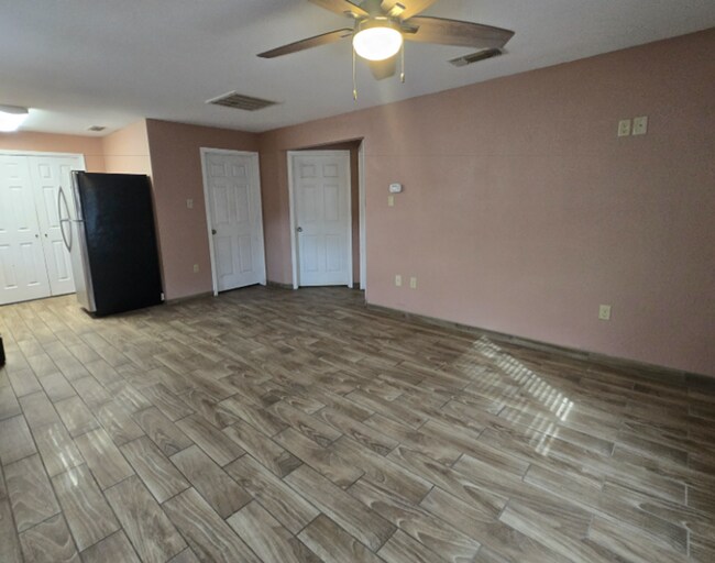 Building Photo - Centrally located!