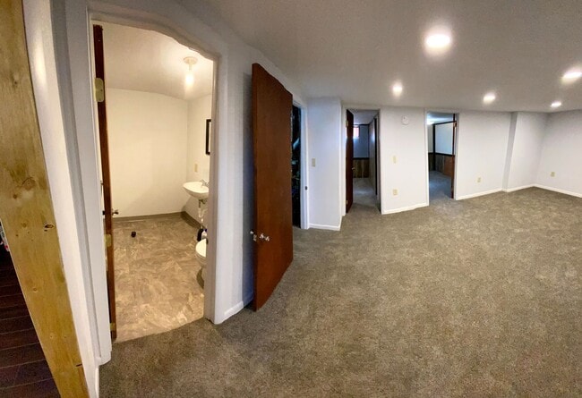 Building Photo - 4 Bedroom 1.5 Bath House with Washer and D...