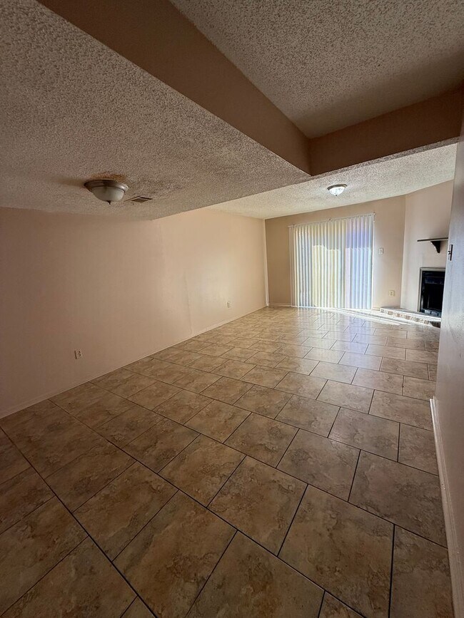 Building Photo - 2BD 1.5BA TOWNHOUSE WITH WATER INCLUDED